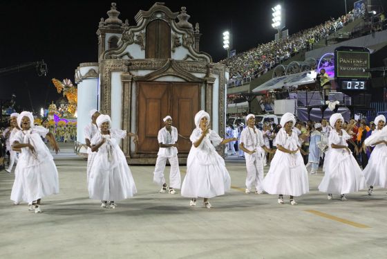 Tout sur l'Histoire du Carnaval de Rio. Apprenez comment la tradition du Carnaval de Rio et la Samba se sont implantés à Rio de Janeiro.