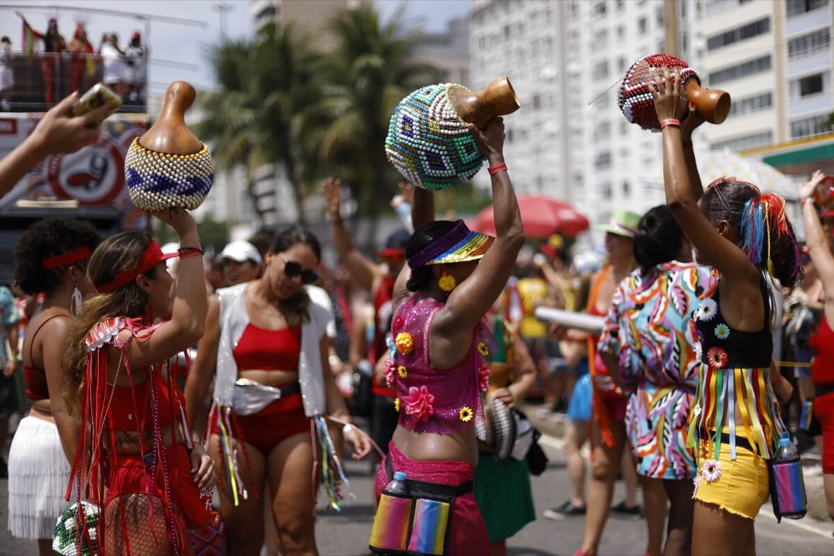 Musicians playing at the 'Empolga às 9' bloco during the Brazilian carnival street festival at Ipanema Beach