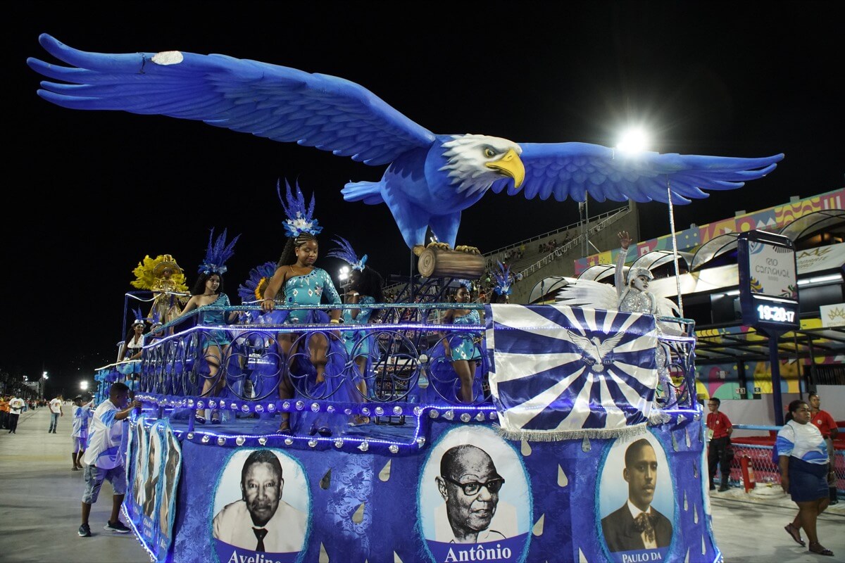 Children on top of a float car parading on Rio Sambadrome