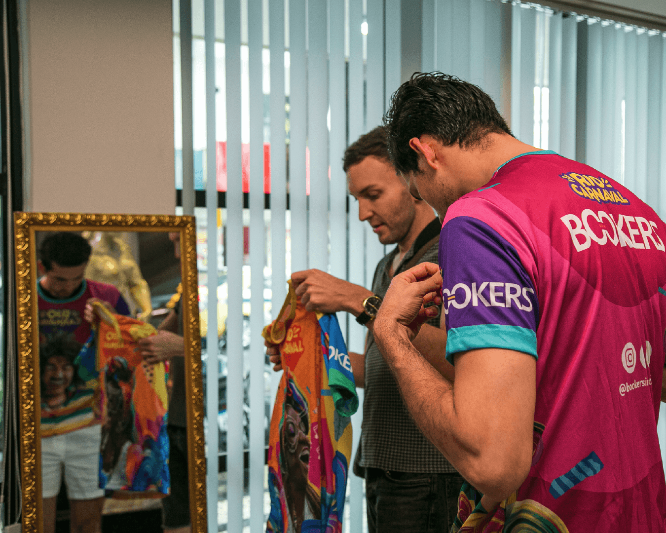 Clientes recebendo sua camiseta