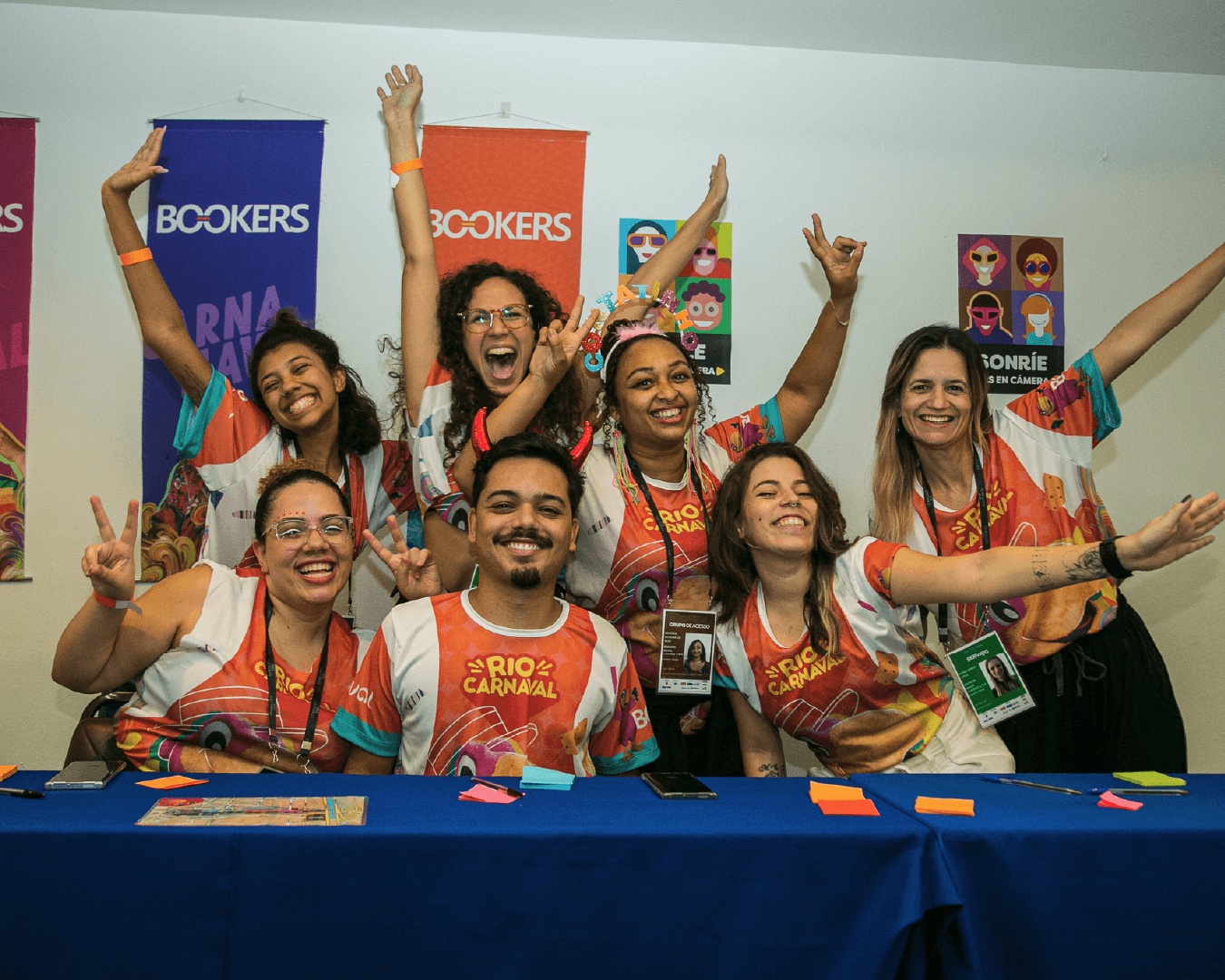 Clientes recibiendo su camiseta