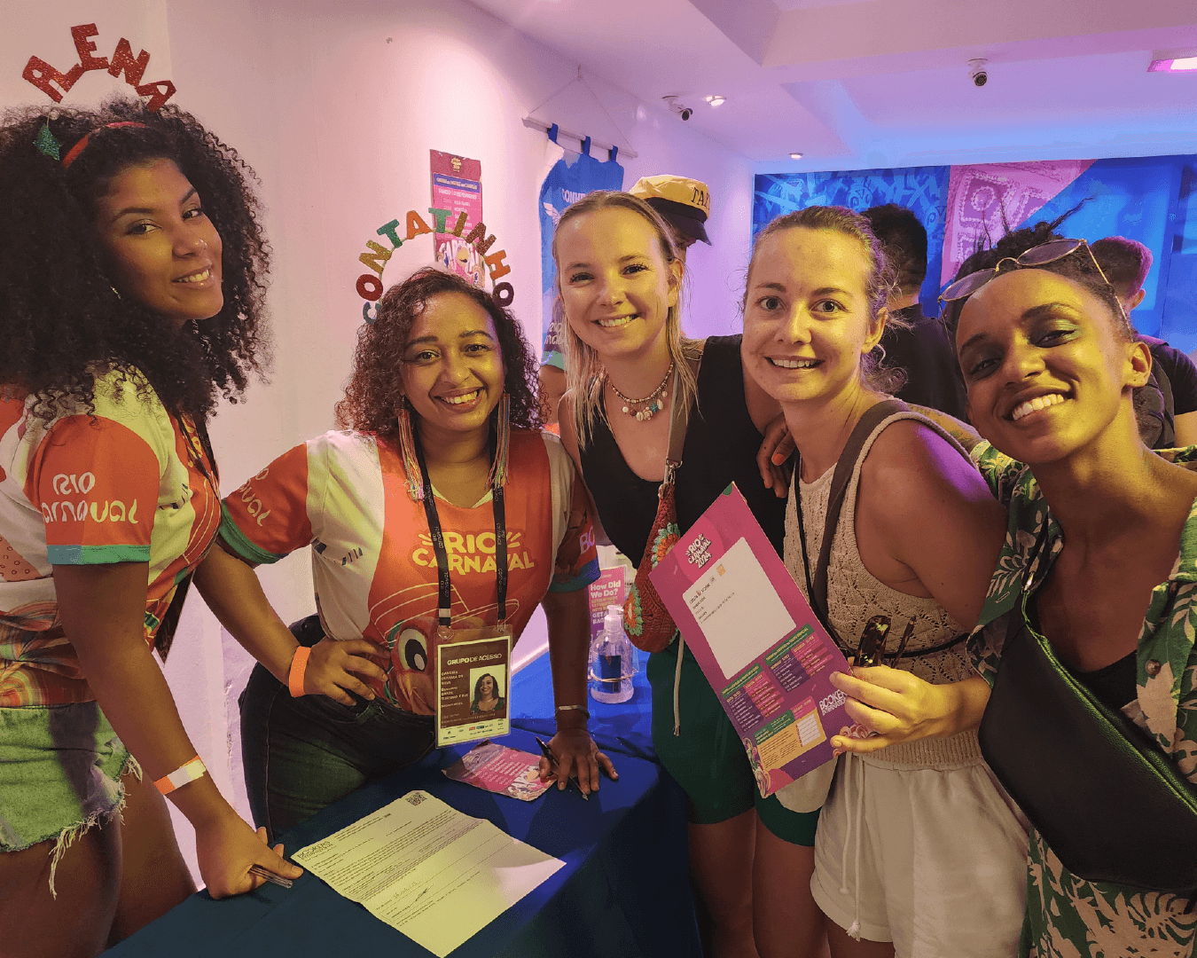 Clientes de Bookers recibiendo su paquete de boletos