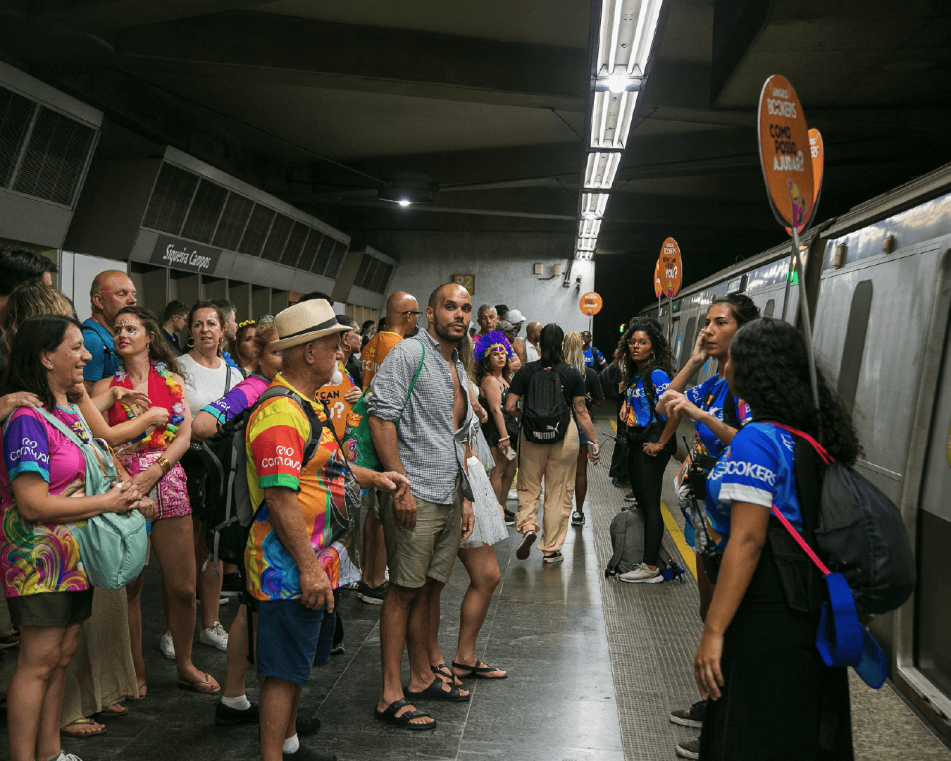 Clientes en el metro, listos para el desfile