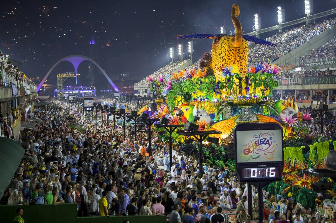 Escola de samba desfilando no sambódromo do Rio de Janeiro