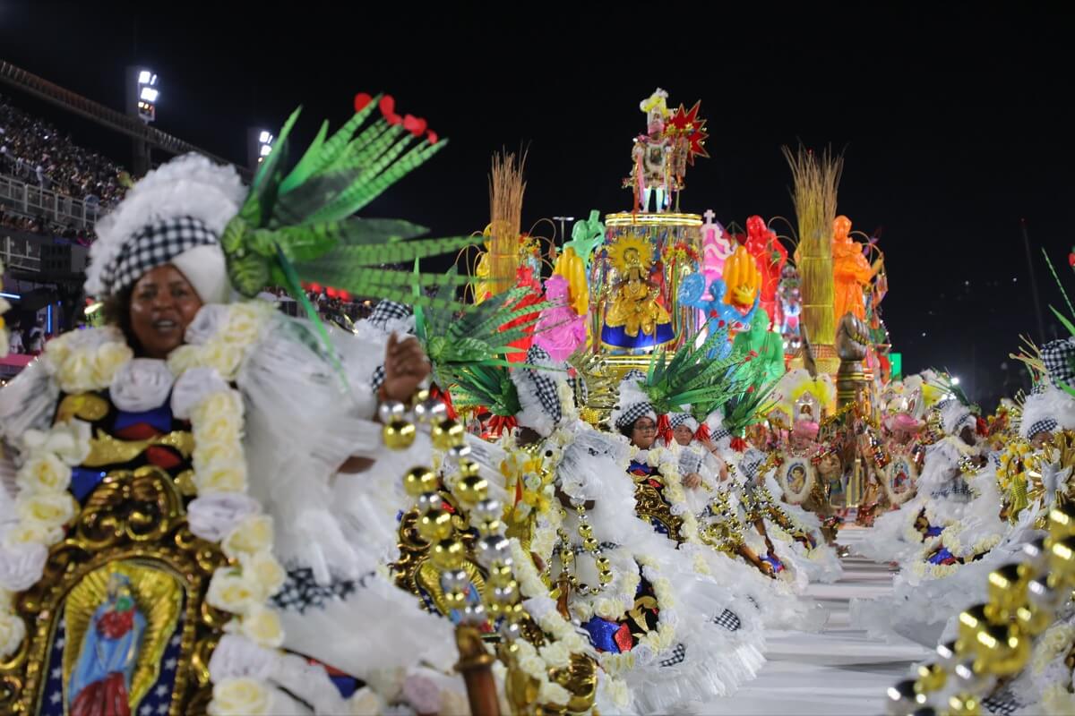 Carnival in Rio: Samba & extravagance, the most famous of Brazil!