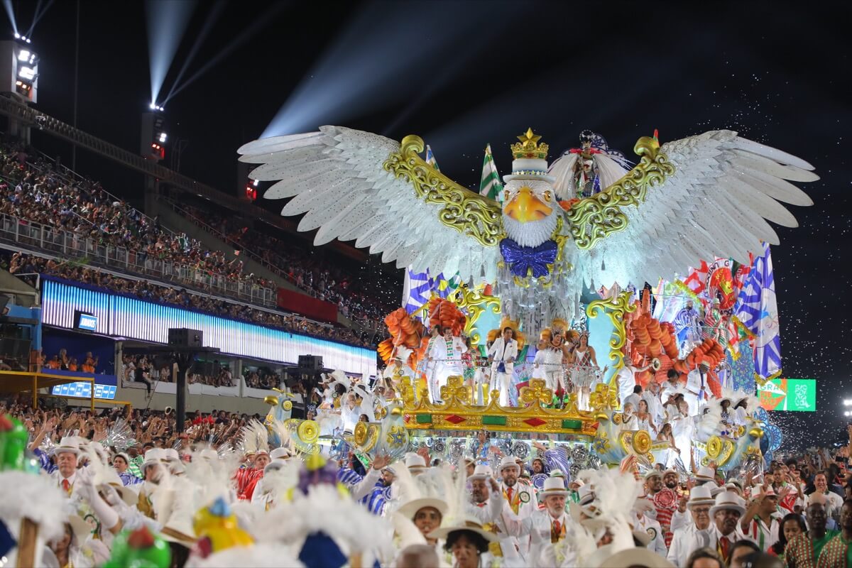 Carnival in Rio: Samba & extravagance, the most famous of Brazil!