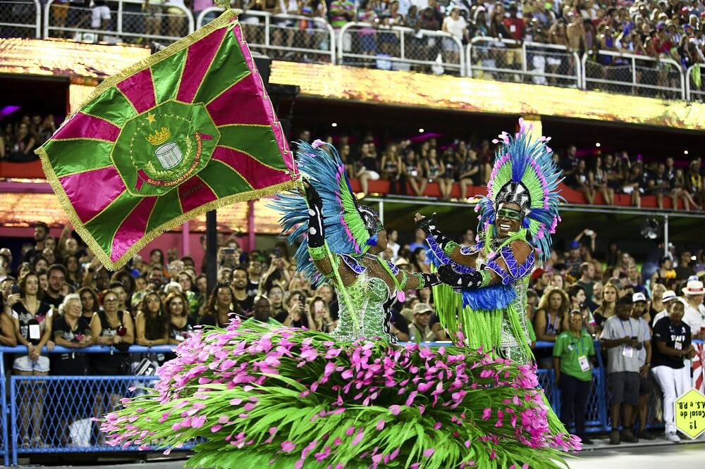 Porta-bandeira y Mestre Sala en el Carnaval de Rio