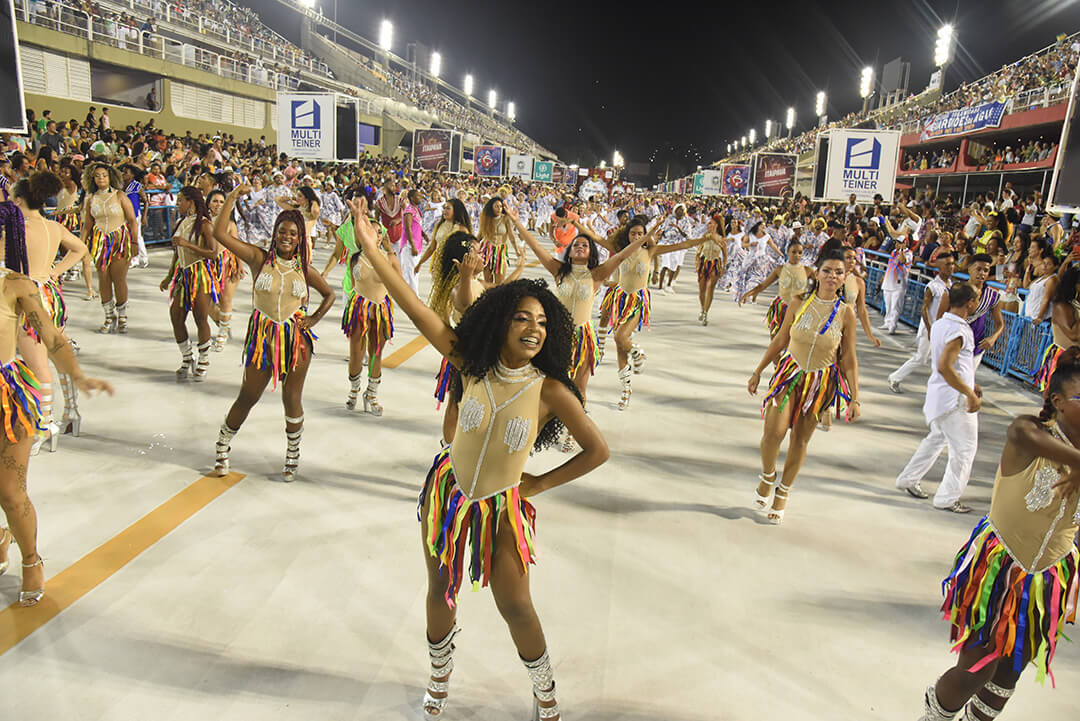 Mulheres felizes no ensaio técnico do carnaval do Rio