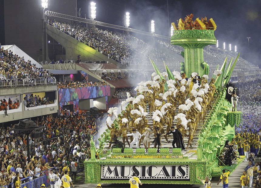 Carro alegórico com bailarinos na Passarela do Samba