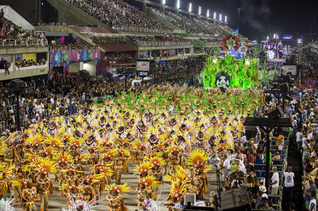 Escola de samba do grupo de acesso desfilando no carnaval do Rio